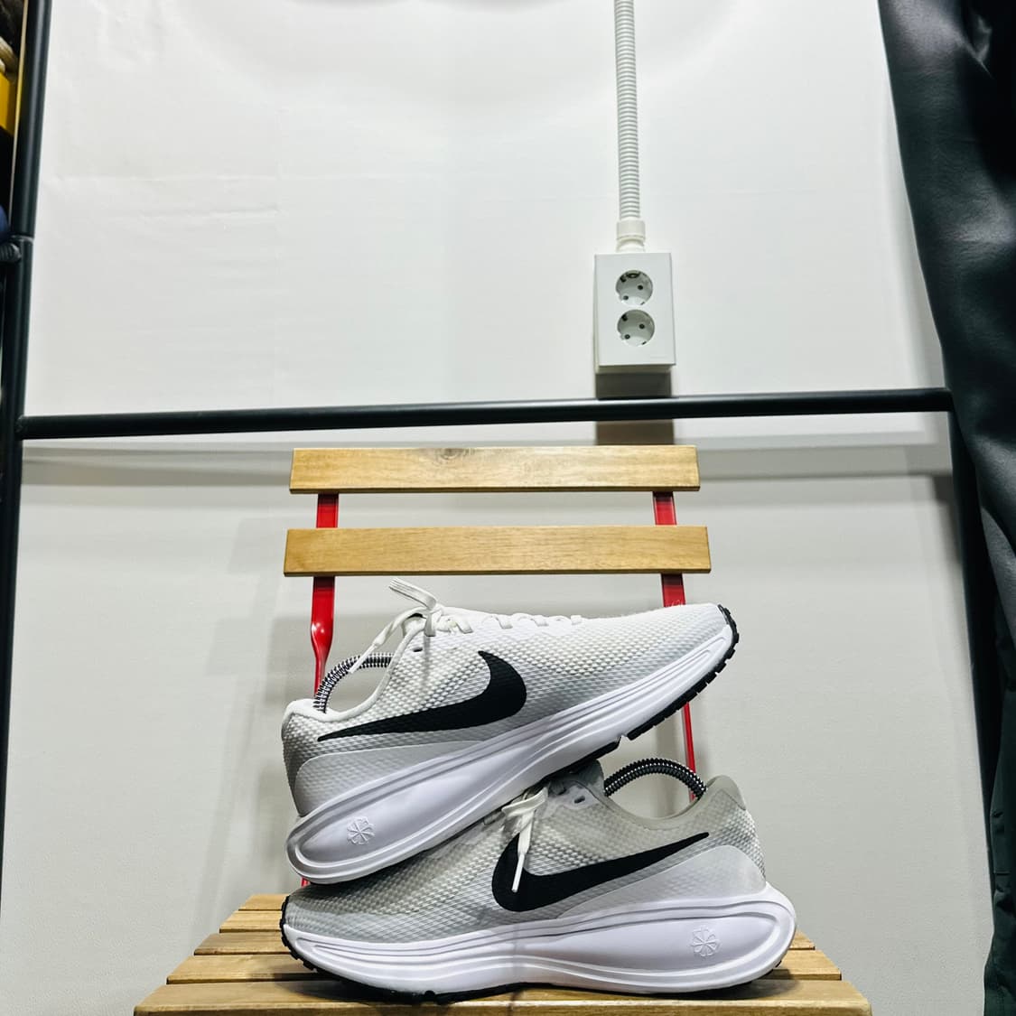 255) 나이키 운동화 남성 남자 런닝화 레볼루션 8 화이트 블랙 상품이미지7