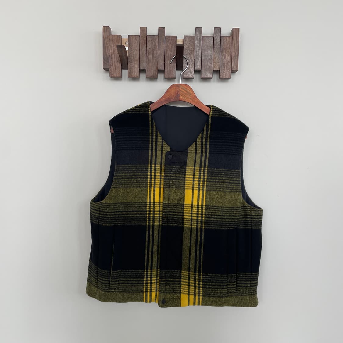 코스 x yeboah 체크 리버시블 길렛 블랙 옐로우 상품이미지2