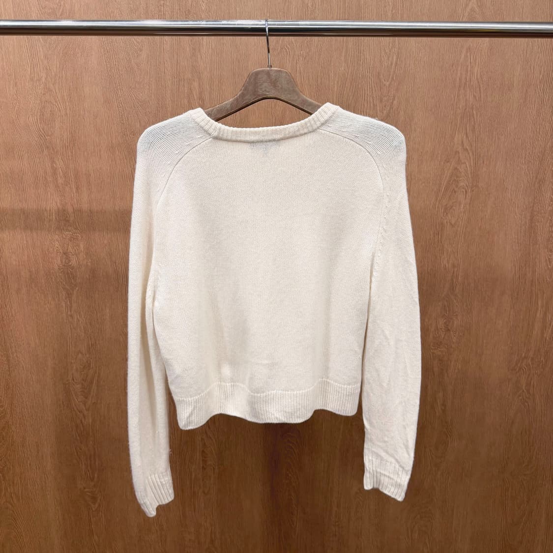 띠어리 울 긴팔 크루넥 니트 밑단 시보리 레글런 소매 디테일 아이보리 상품이미지3