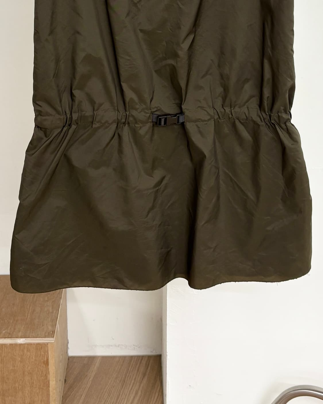 미우미우 카키 백 버클 미디 스커트 상품이미지6