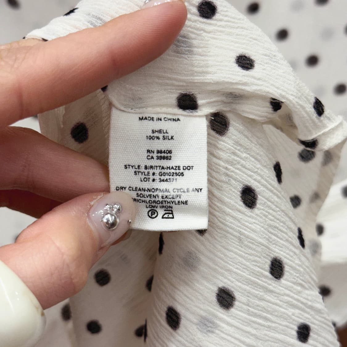 띠어리 시스루 하이넥 셔츠 실크 블라우스 도트 패턴 디테일 화이트 상품이미지8