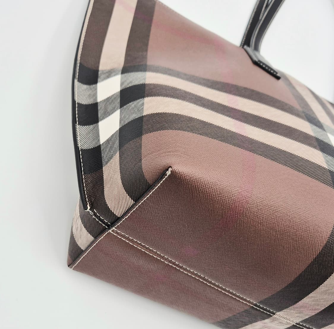 버버리 체크 쇼퍼 토트백
(Burberry Check Tote Bag)
 상품이미지9