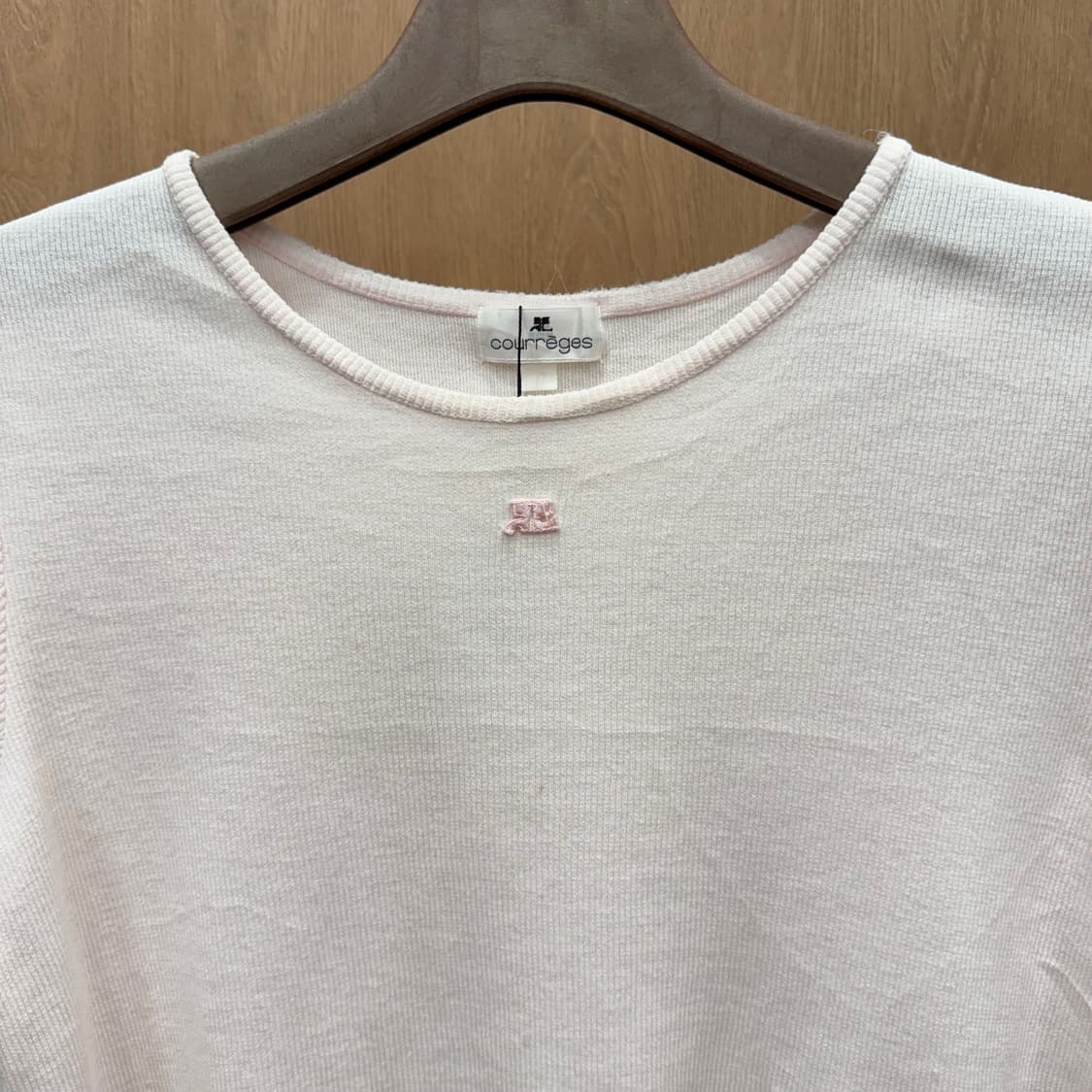 꾸레쥬 리브 반팔 티셔츠 로고 자수 디테일 슬림핏 라이트 핑크 상품이미지4