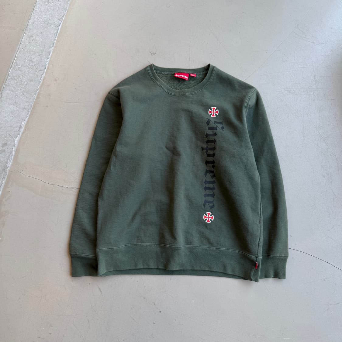 슈프림 x 인디펜던트 크루넥 스웻셔츠 상품이미지2