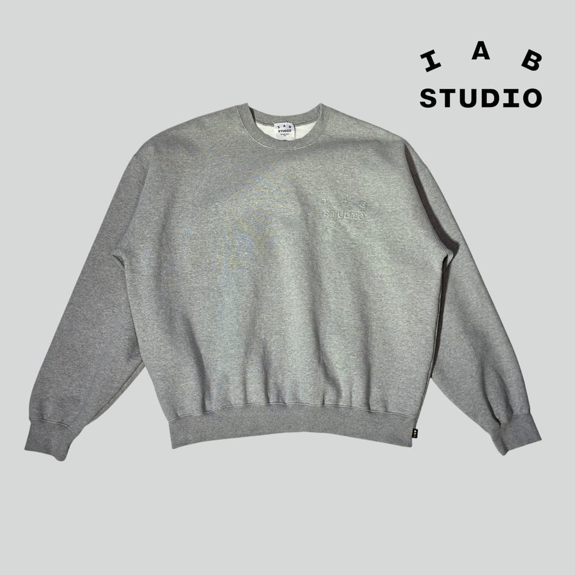 [2XL]아이앱 스튜디오 엠보스 스웻셔츠 상품이미지1