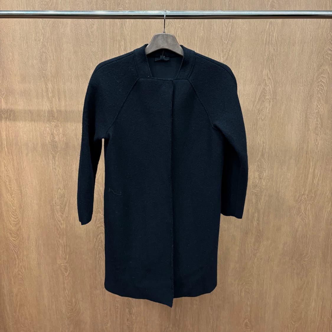 코스 울 니트 롱 코트 히든 지퍼 논카라 디테일 루즈핏 블랙 상품이미지2