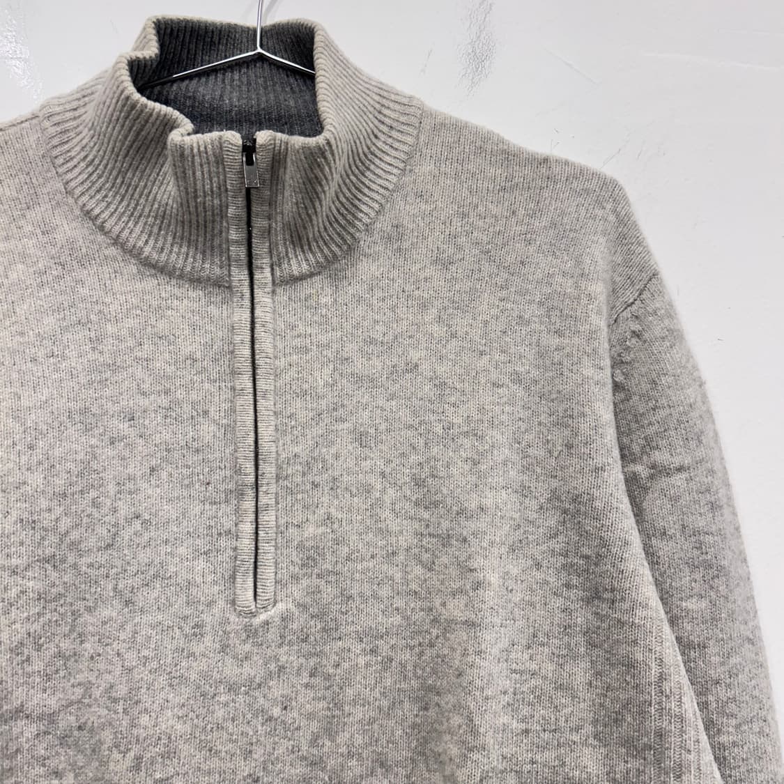 켈빈클라인 울 헤어리 하이넥 반집업 니트 상품이미지1