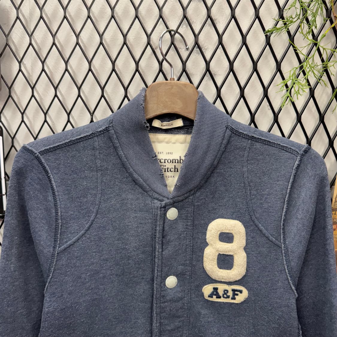 아베크롬비 바시티 자켓 전면 8 자수 로고 포인트 그레이 상품이미지3