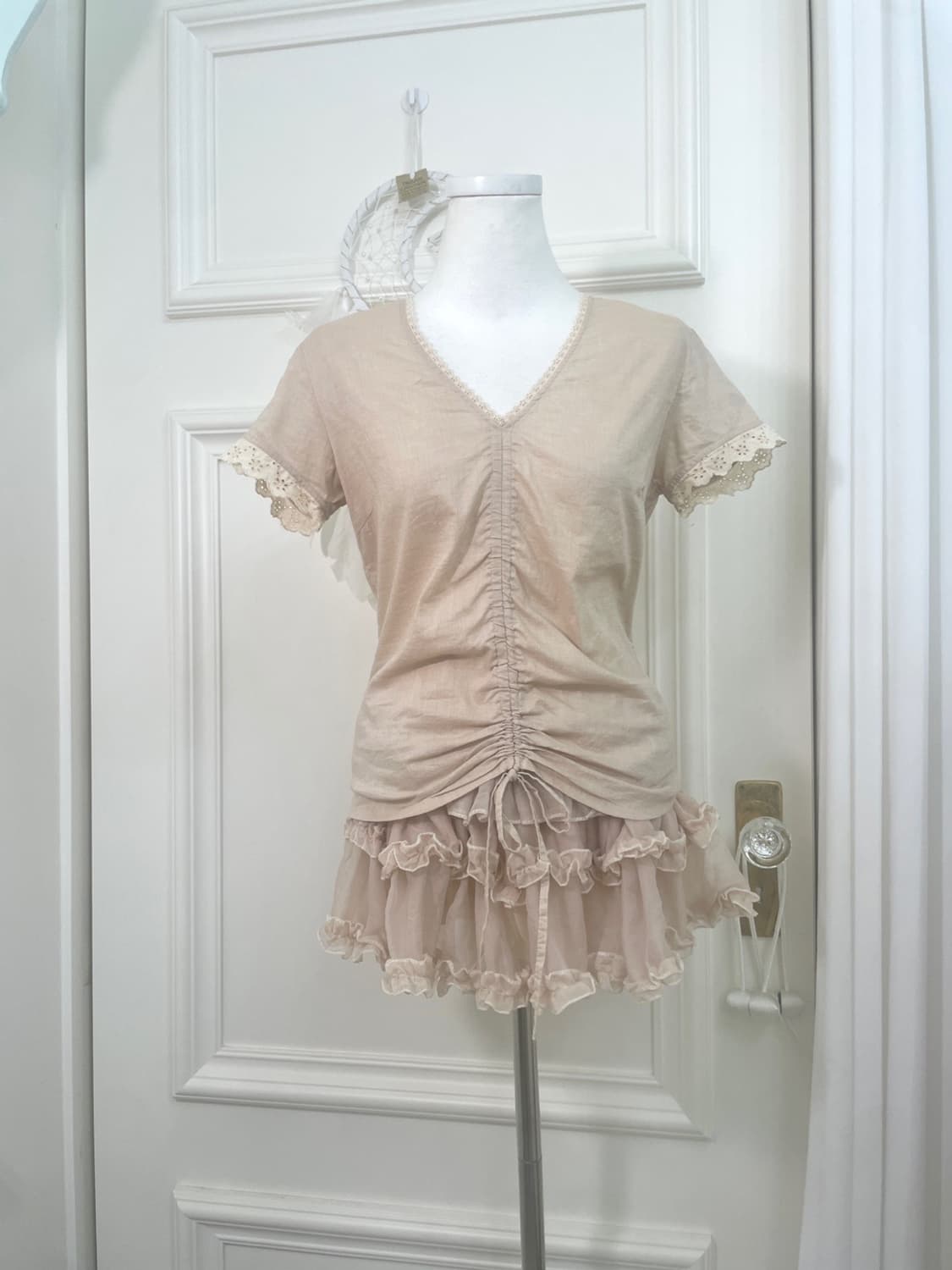 beige lace point shirring blouse(size-9) 상품이미지1