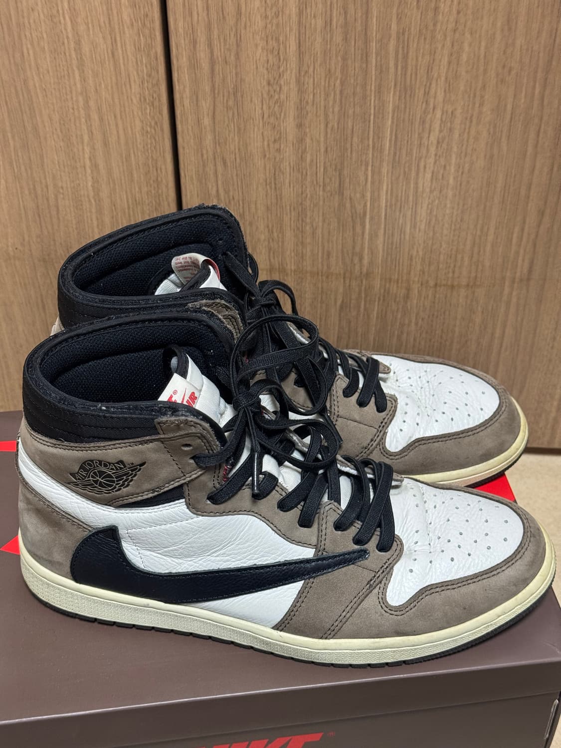 290 나이키 에어 조던 1 트래비스 스캇 모카 하이 팝니다 상품이미지5
