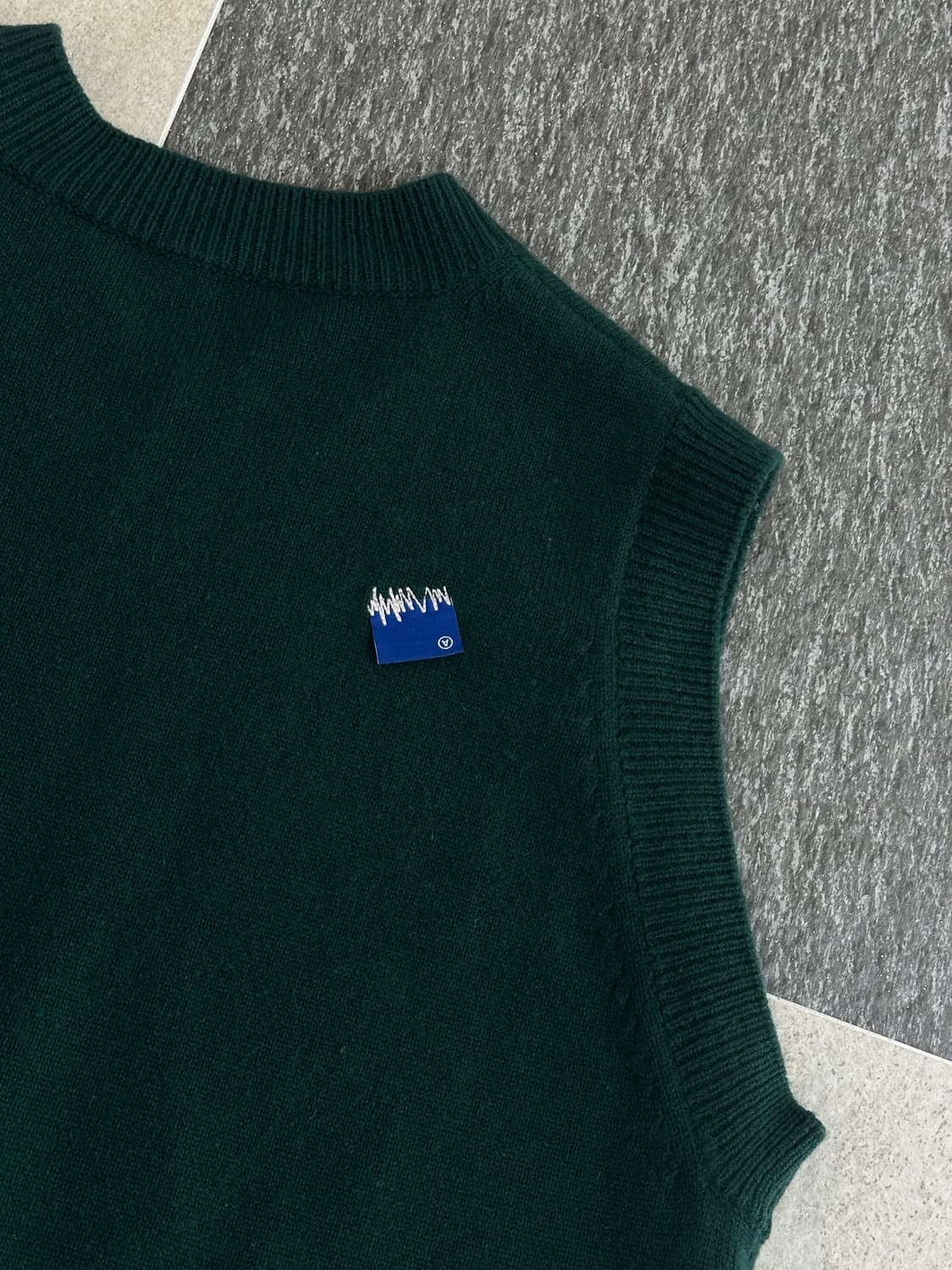 아더에러 시그니피건트 TRS 태그 니트 베스트  상품이미지5