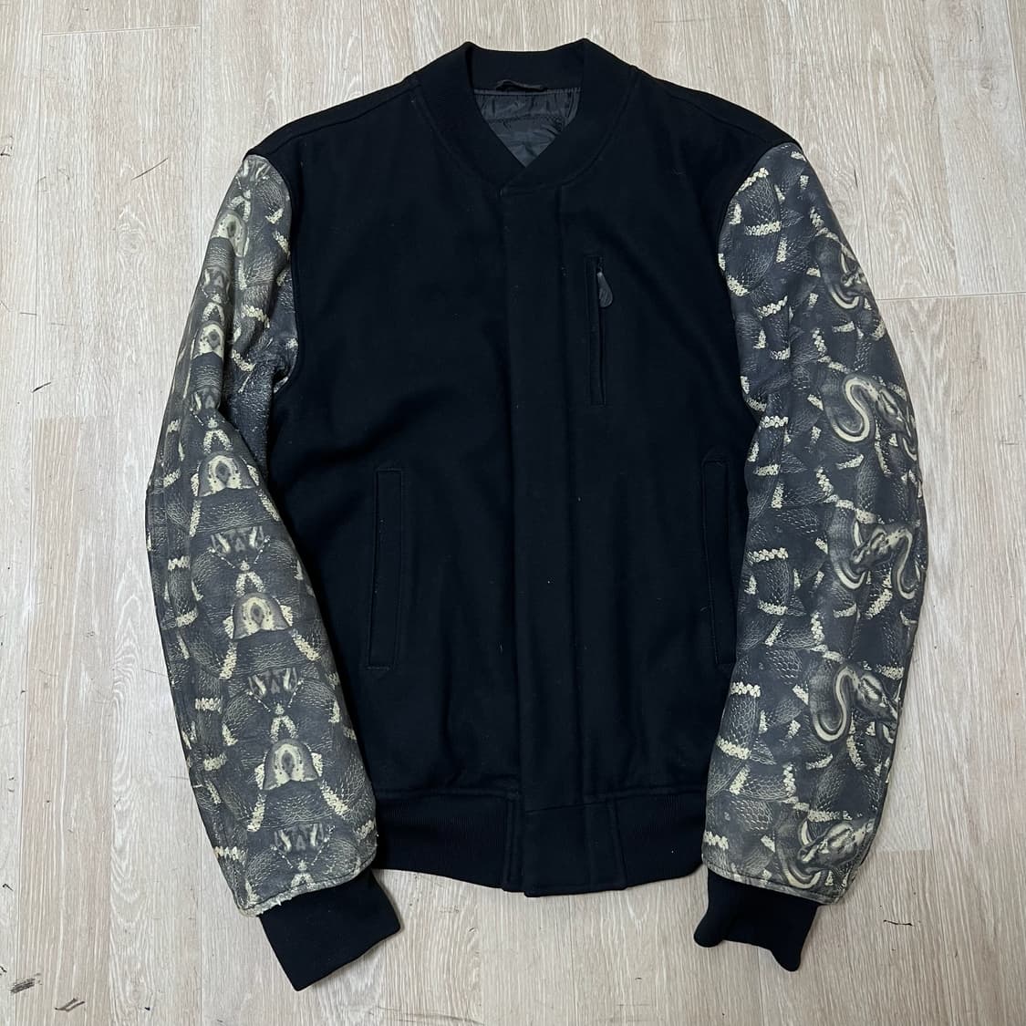 마르셀로불론 남성 스네이크 패턴 바시티자켓 L  상품이미지1