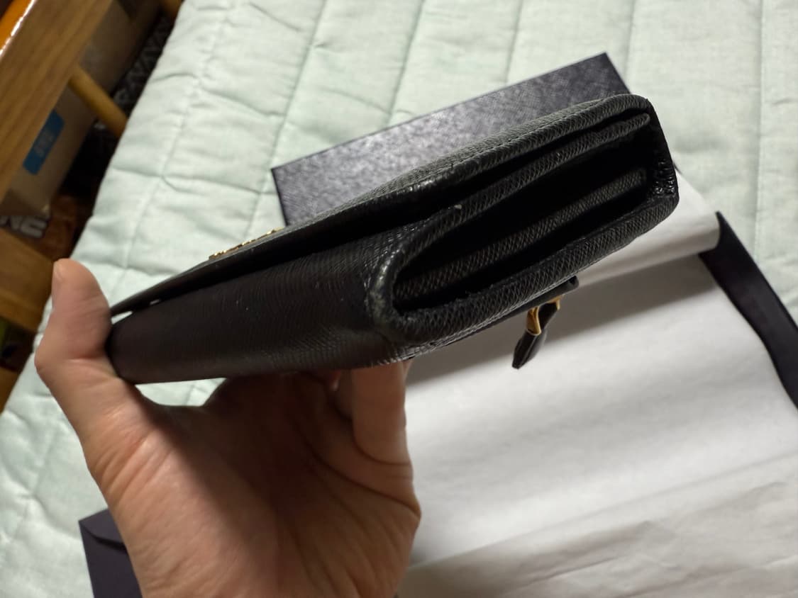 안냐세요 프라다 사피아노 장지갑 판매합니다(sss급)(정품)(풀박) 상품이미지3