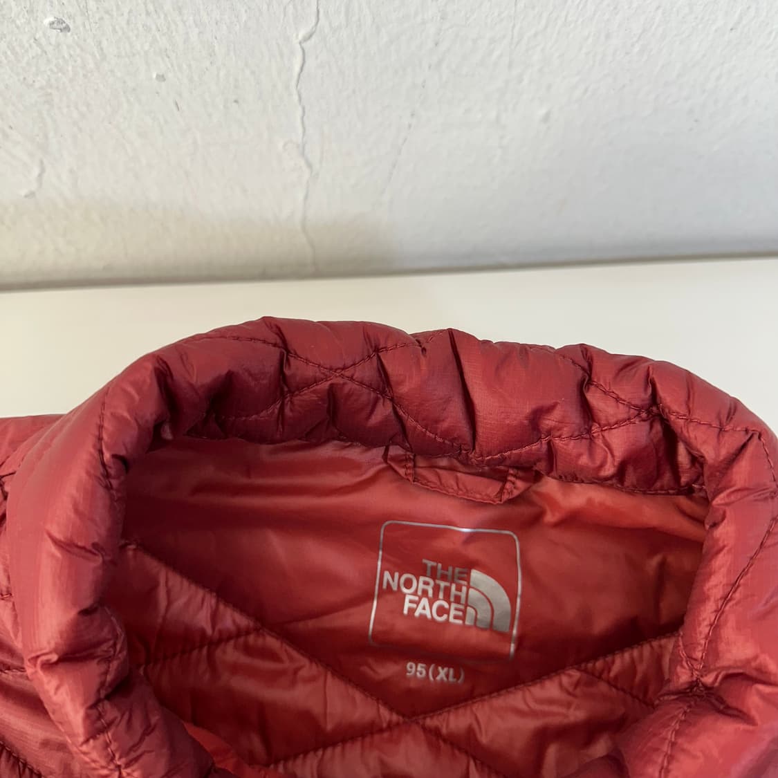 우먼L-XL 노스페이스 딥레드 라인핏 밑단고무줄 기본로고 초경량패딩자켓 상품이미지4