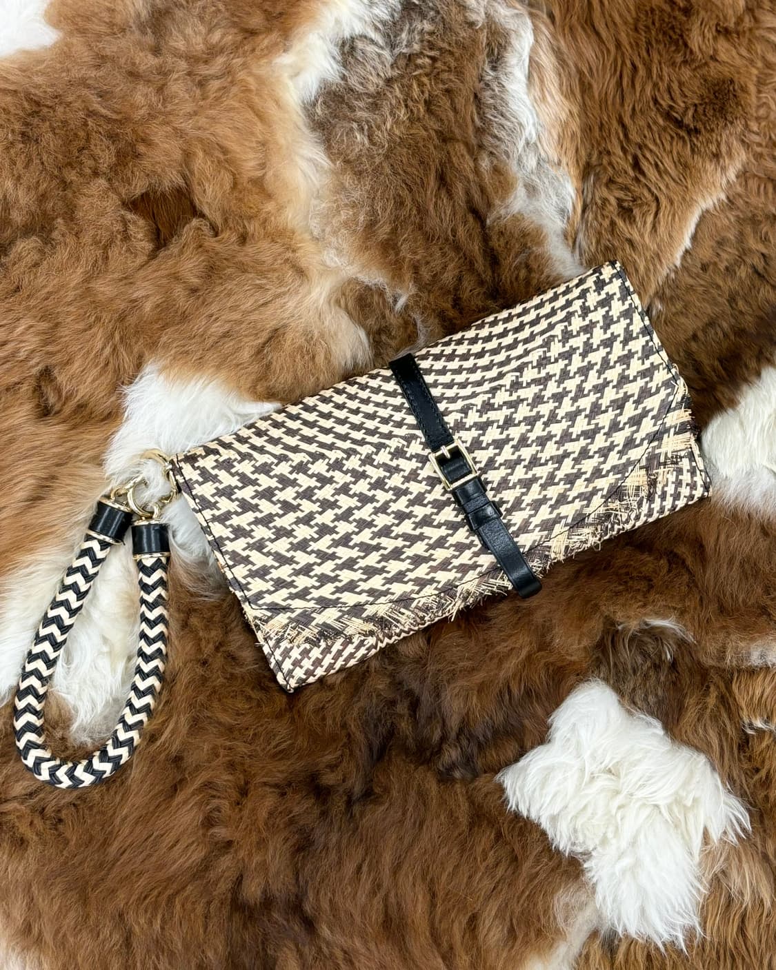 버버리 프로섬 스트로 벨티드 클러치 상품이미지1