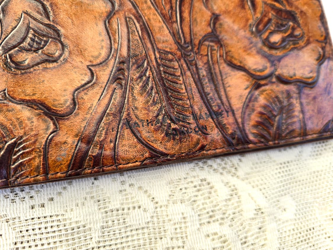 캐서린 햄넷 장미 가죽 지갑 상품이미지2