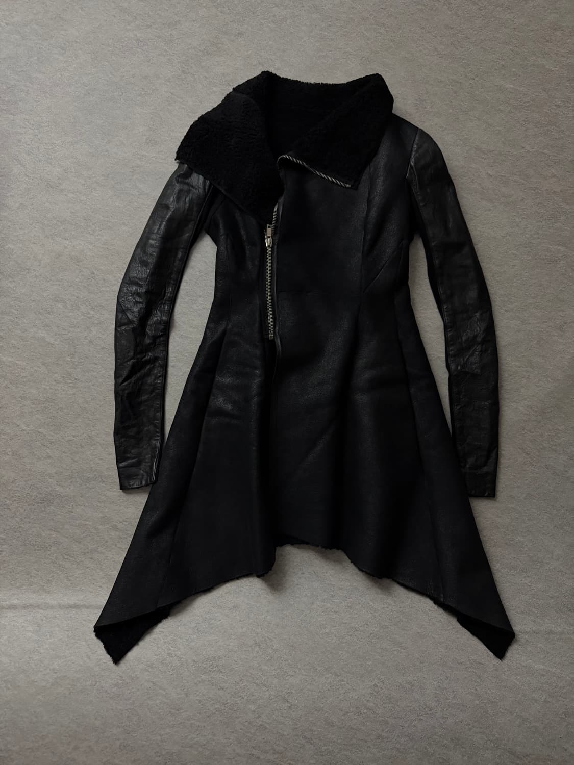 릭오웬스 램스킨 비대칭 롱무스탕 상품이미지1