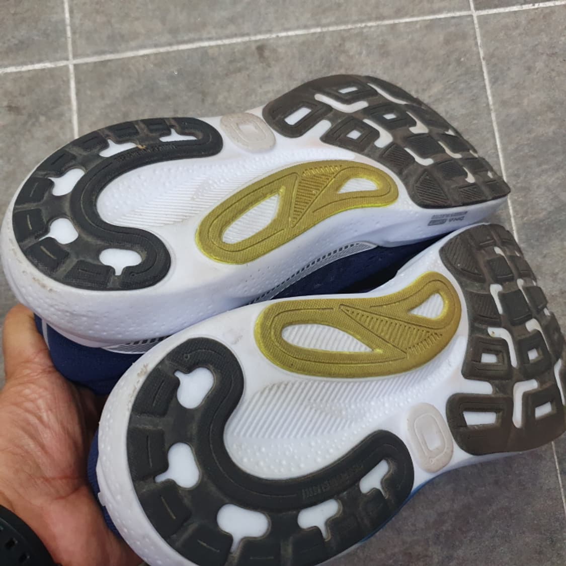 BROOKS 브룩스 아드레날린 GTS 24 남자러닝화(285) 상품이미지9