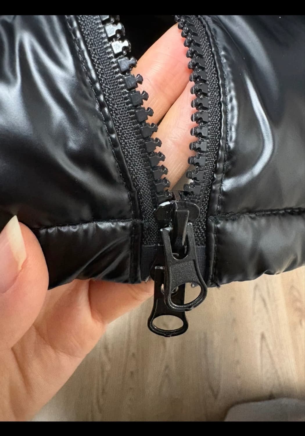 스투시 조끼패딩 유광 블랙 상품이미지3