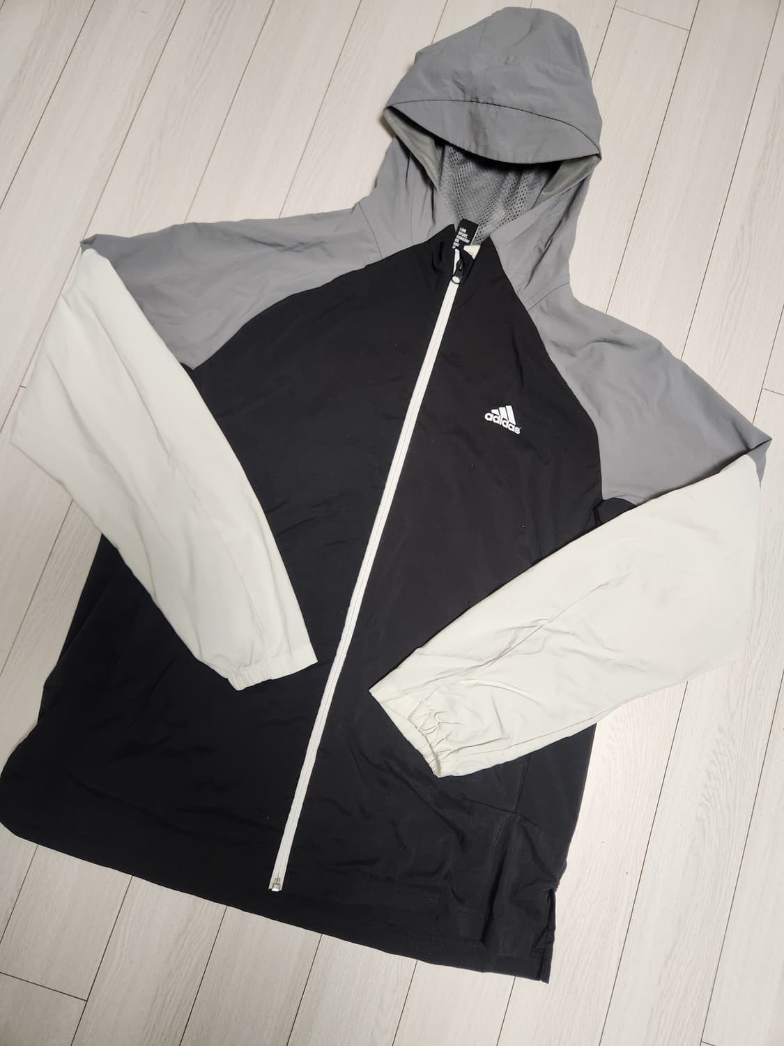아디다스 바람막이 사이즈M

전체적인 사용감 살짝 있고 왼쪽팔꿈치 부분  상품이미지1
