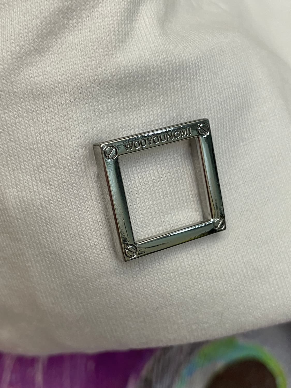 우영미 백로고 23SS 깃털 프린트 반팔티셔츠 화이트 상품이미지6