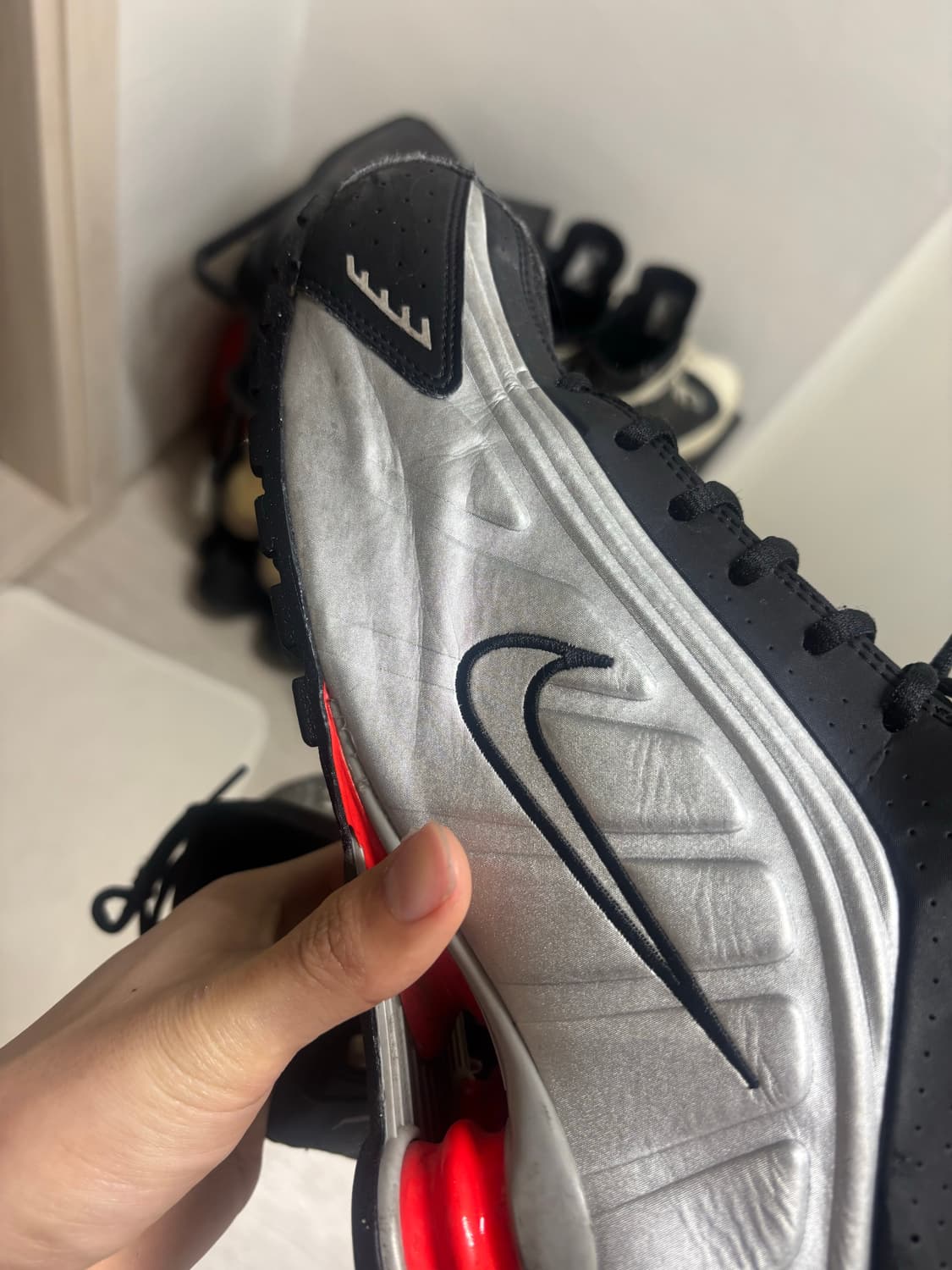 나이키 샥스 r4 블랙 앤 메탈릭 실버 290 상품이미지2