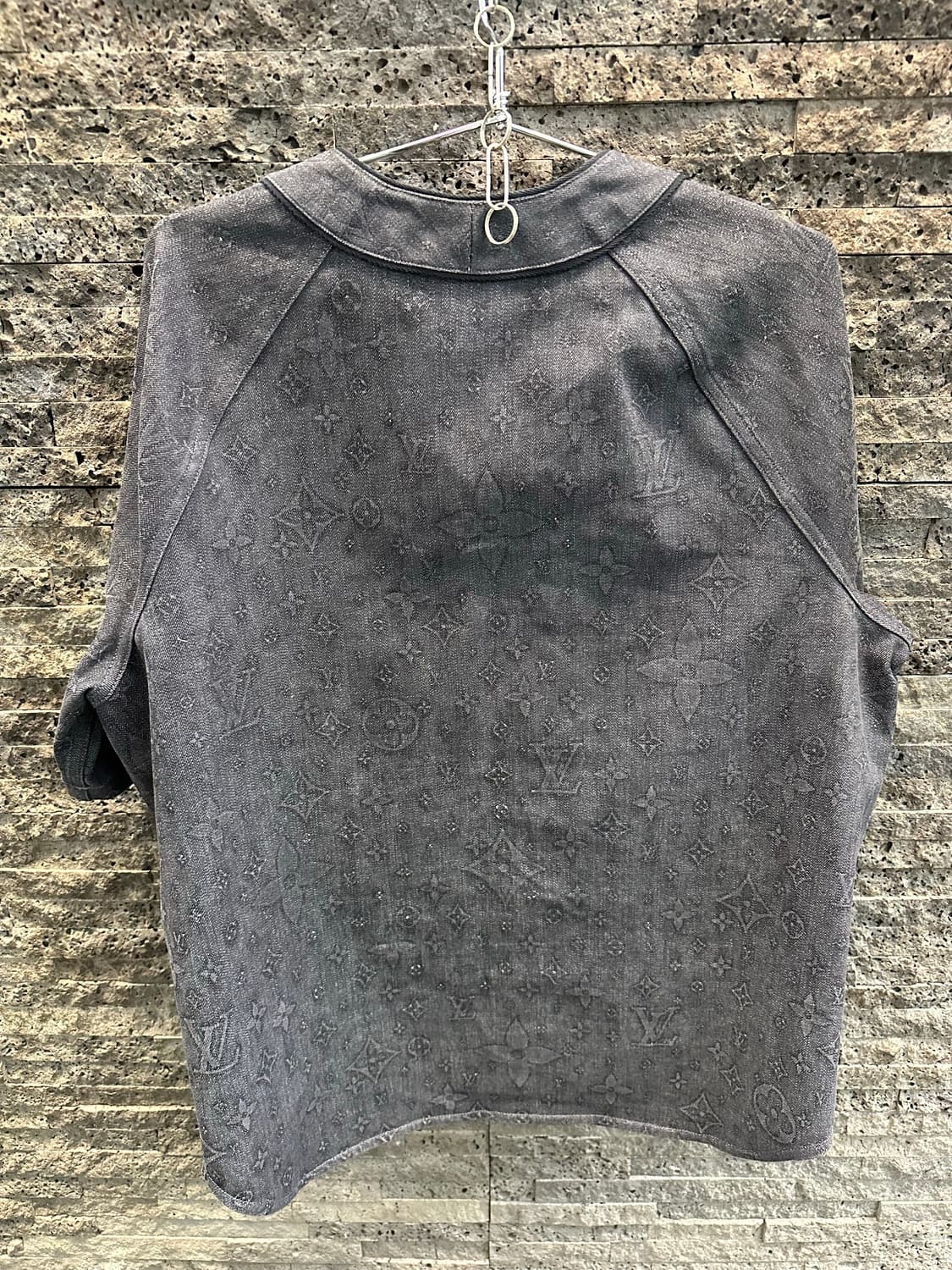 루이비통 모노그램 엠보스 베이스볼 셔츠 블랙 상품이미지2