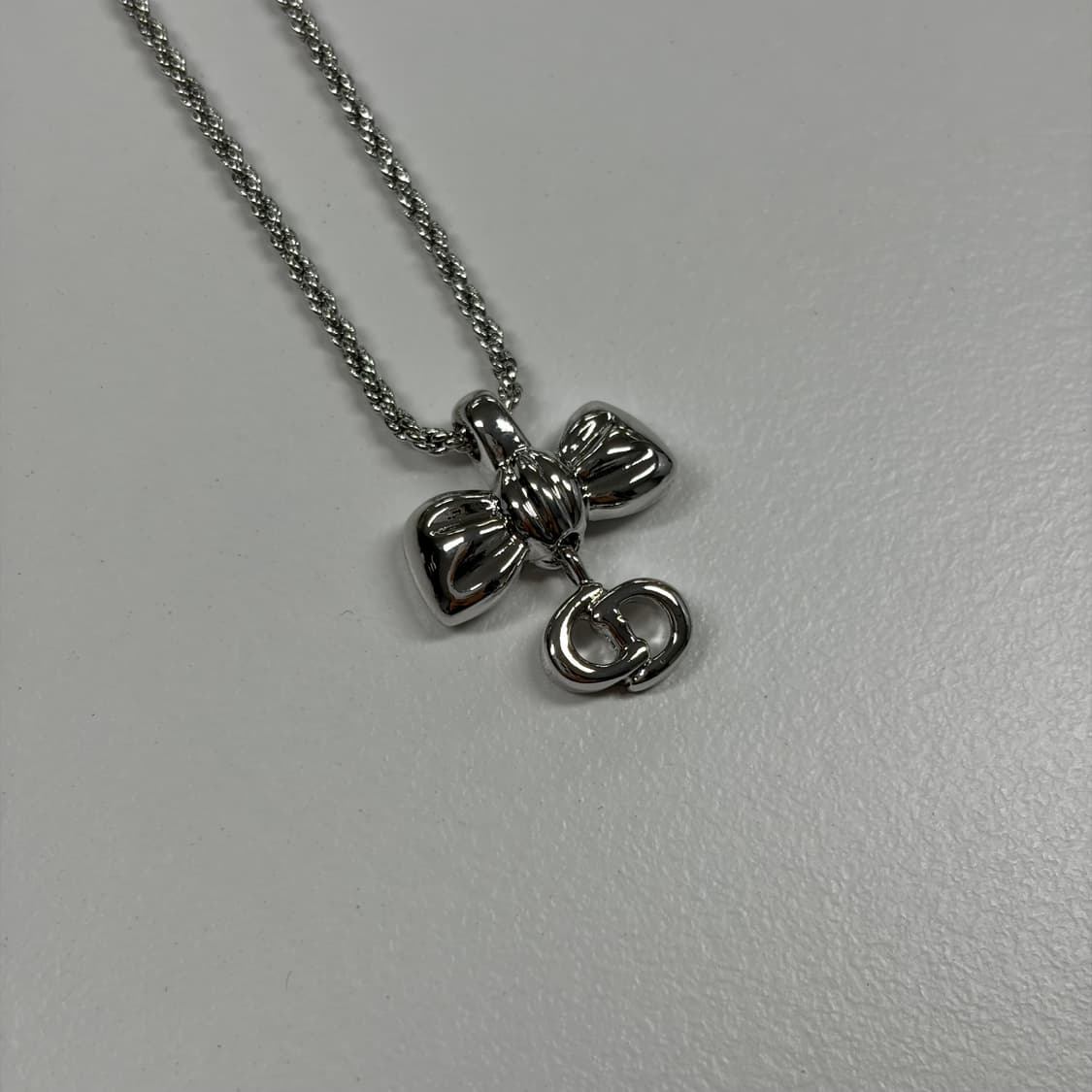 디올 리본 CD 목걸이 상품이미지1