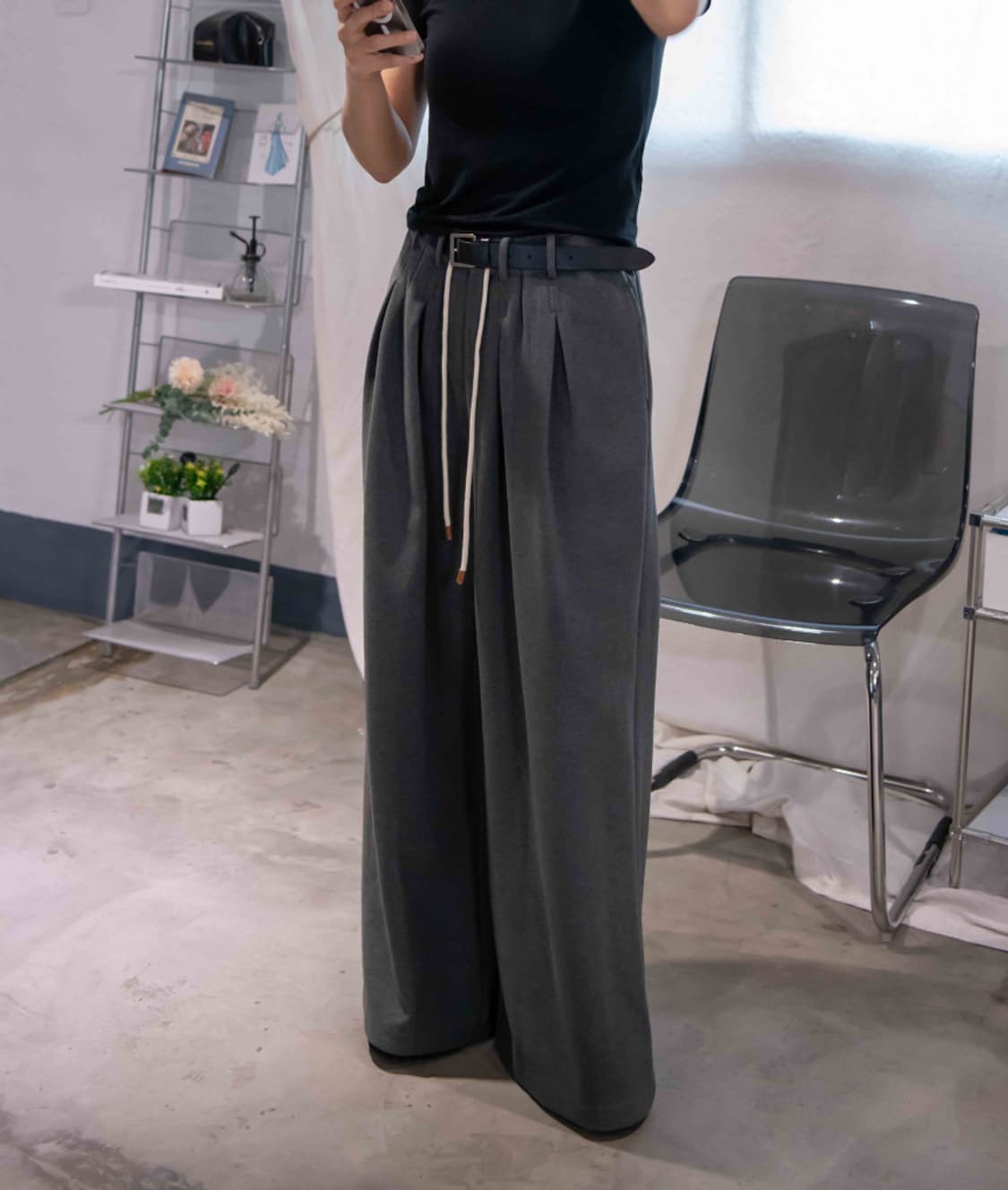 앳더앤드 콤마 와이드 슬랙스 차콜그레이 아웃핏 상품이미지2