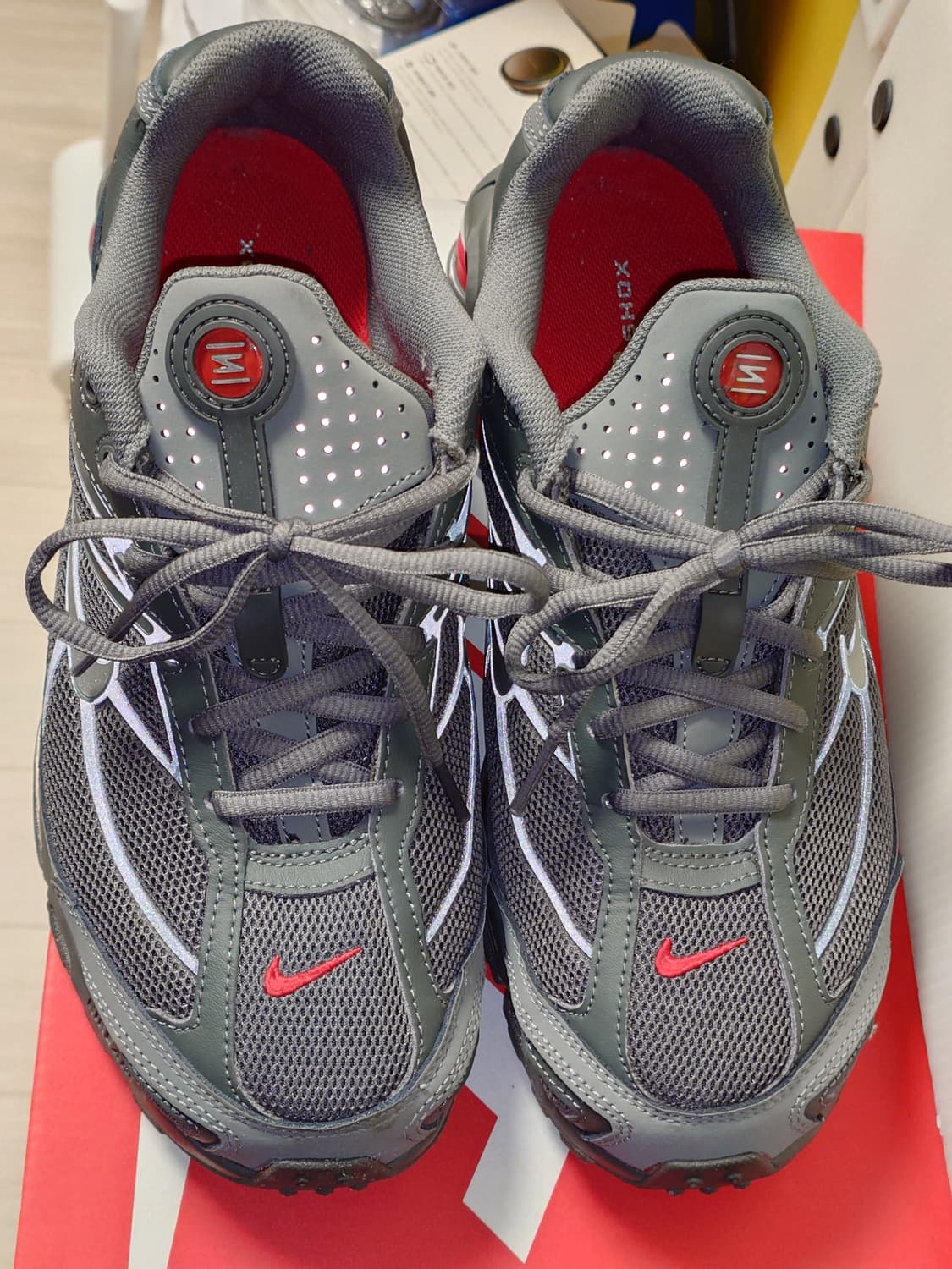 [270] 나이키 샥스 라이드2 스모크 그레이 유니버시티 레드 상품이미지2