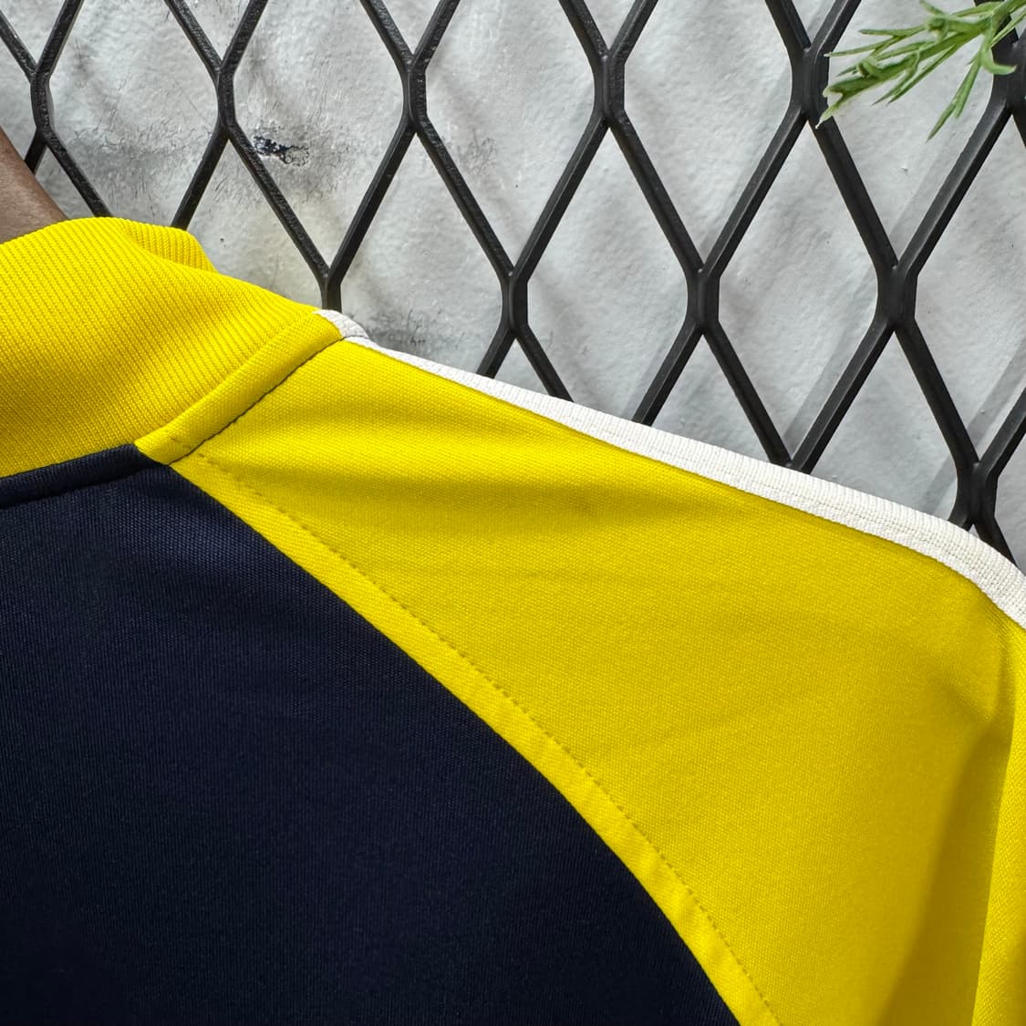 00s 아디다스 미시간 울브스 트랙자켓 전면 로고 포인트 네이비 옐로 상품이미지8