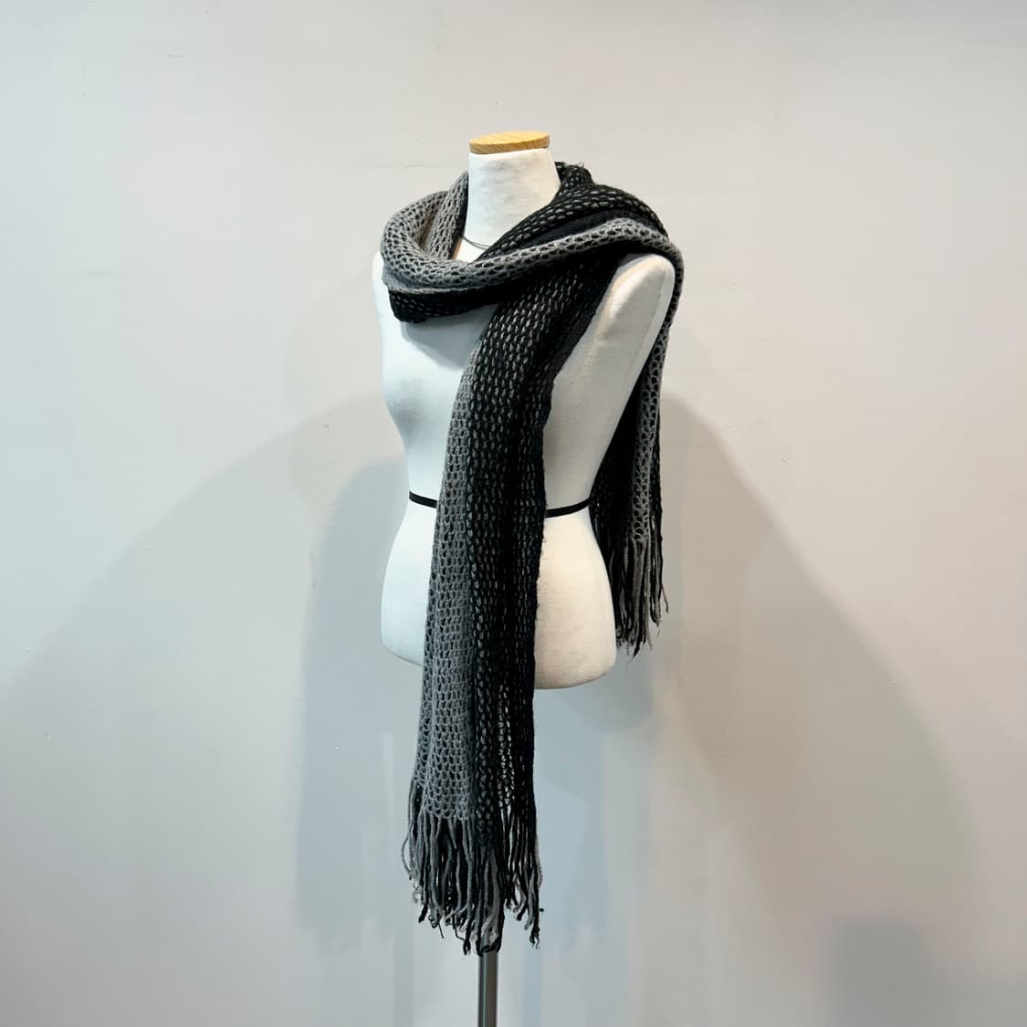 블랙그레이 크로셰 머플러 상품이미지4