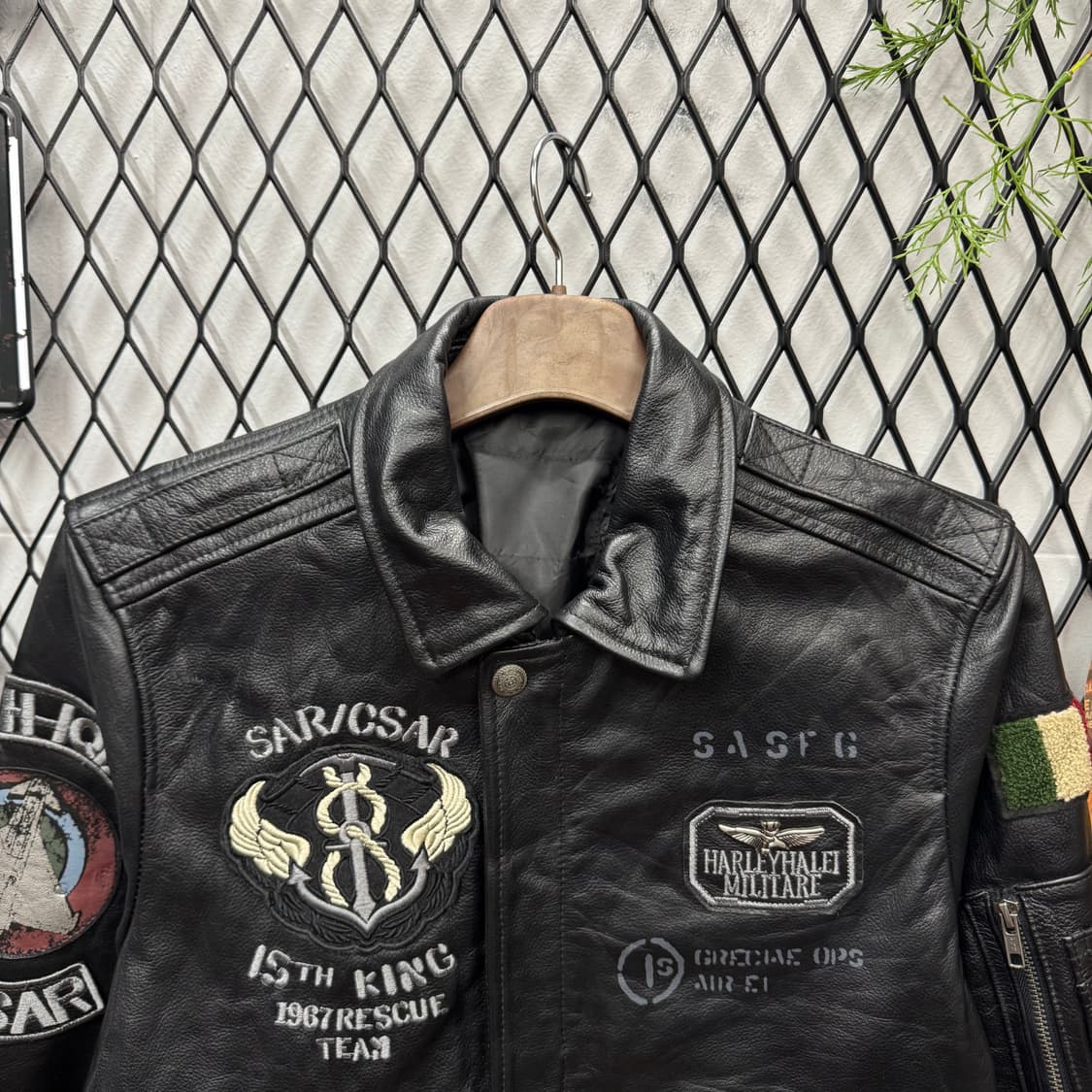 ITA VINTAGE 레더 봄버 자켓 전후면 패치 포인트 블랙 상품이미지3