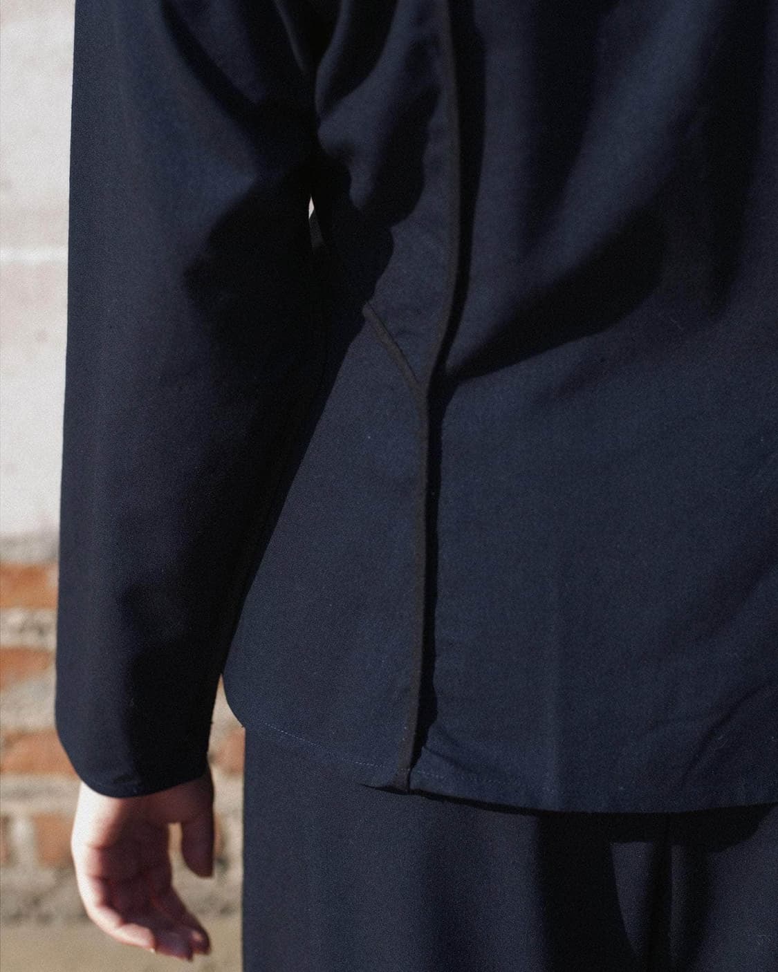 [XS,S,M]베이스레인지 25fw Nika 롱 슬리브리스 탑/네이비 상품이미지5