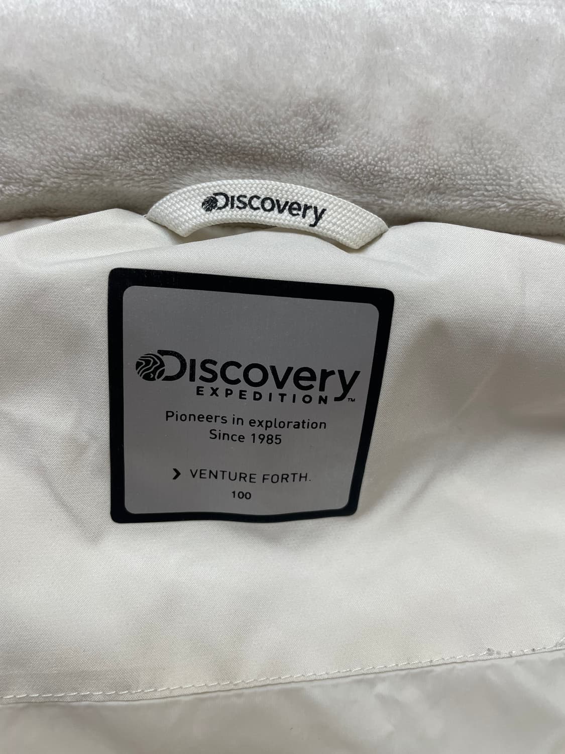 디스커버리 남성 숏패딩 아이보리 색상입니다. 사이즈는 100이고, 하자  상품이미지8