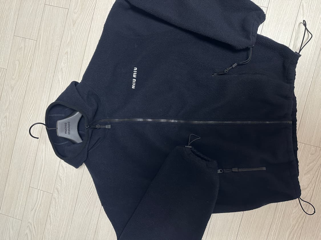 미우미우 네이비 후리스 집업 상품이미지2