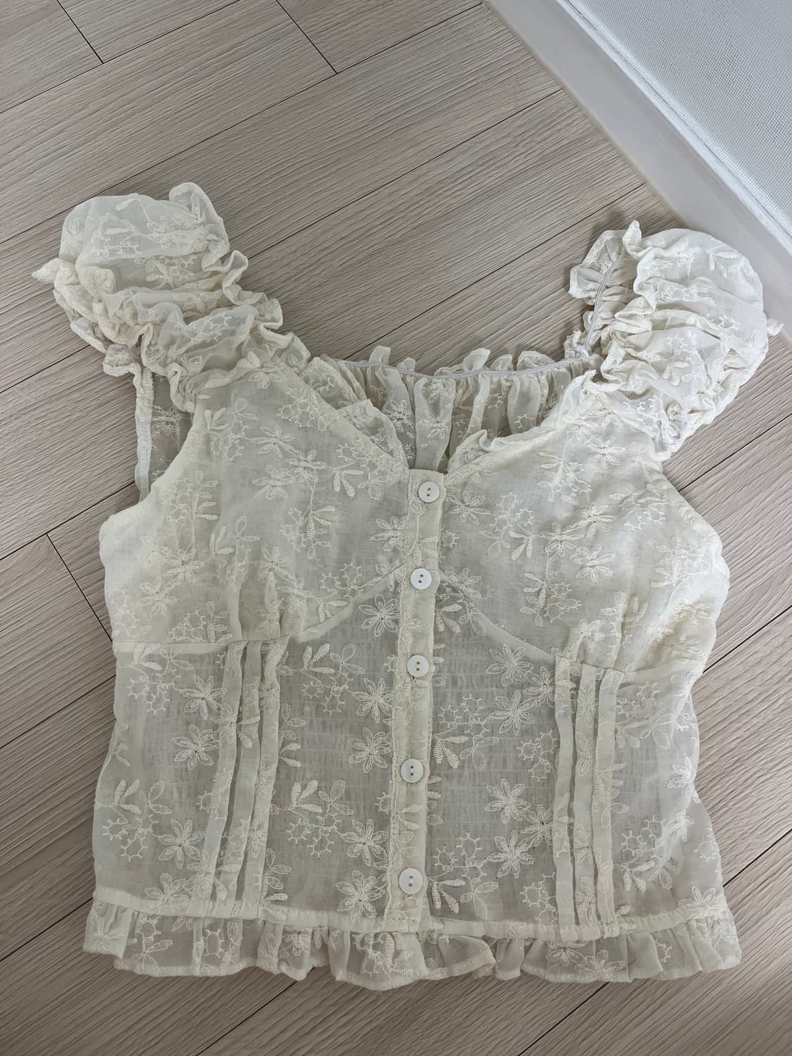 모디무드 자수 오프숄더 스모크 블라우스 상품이미지2