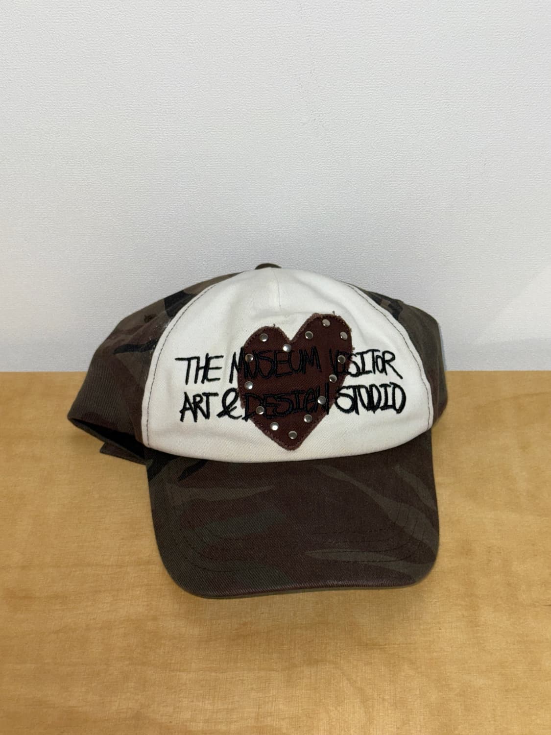 더뮤지엄비지터 하트 패치 카모 볼캡 상품이미지1