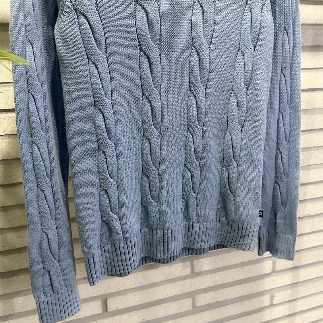 CHAPS 챕스 하이넥 3버튼 케이블 니트 골지마감 디테일 스카이블루 상품이미지5