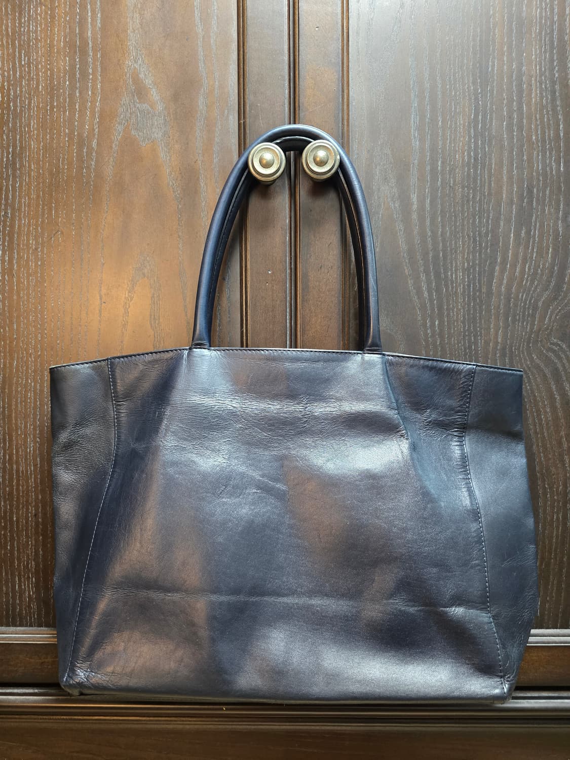 유나이티드 애로우즈 그린라벨릴액싱 다크네이비 기죽  토트백입니다. 상품이미지1