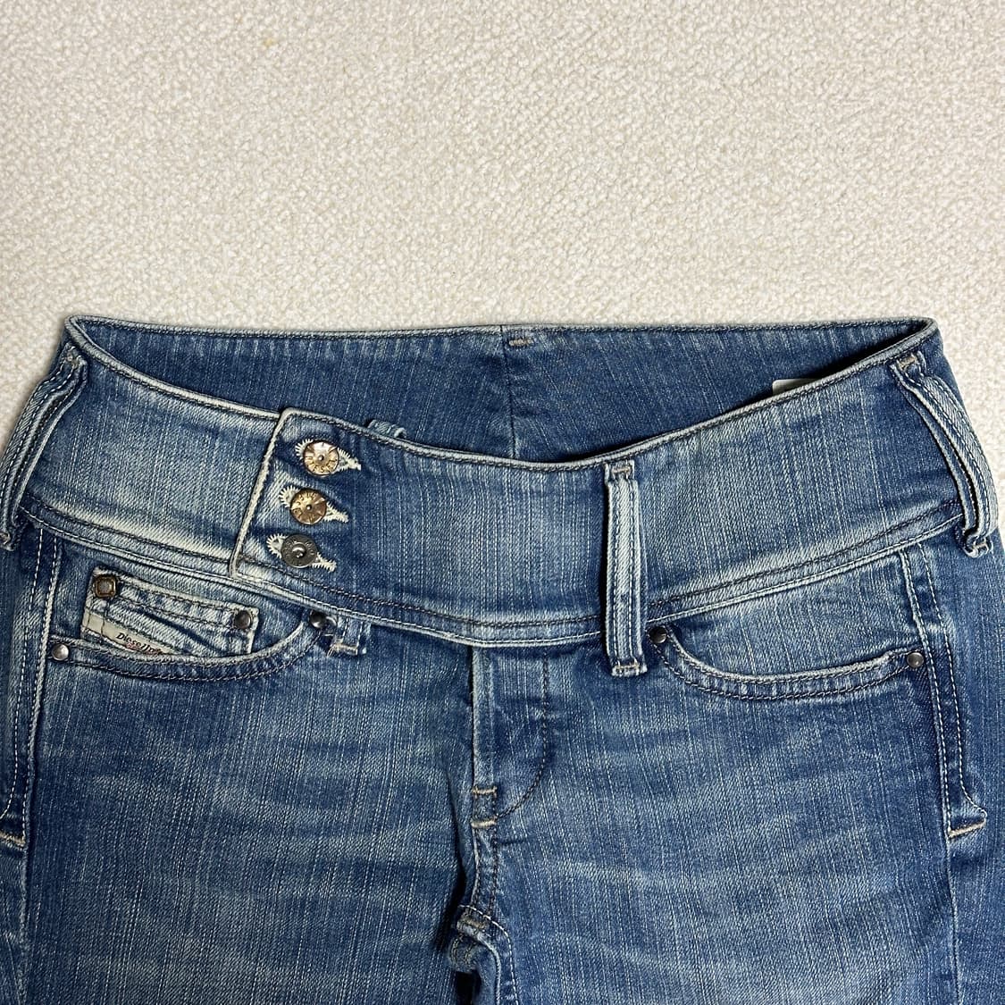 디젤 CHEROCK 로우라이즈 부츠컷 데님 팬츠 상품이미지3