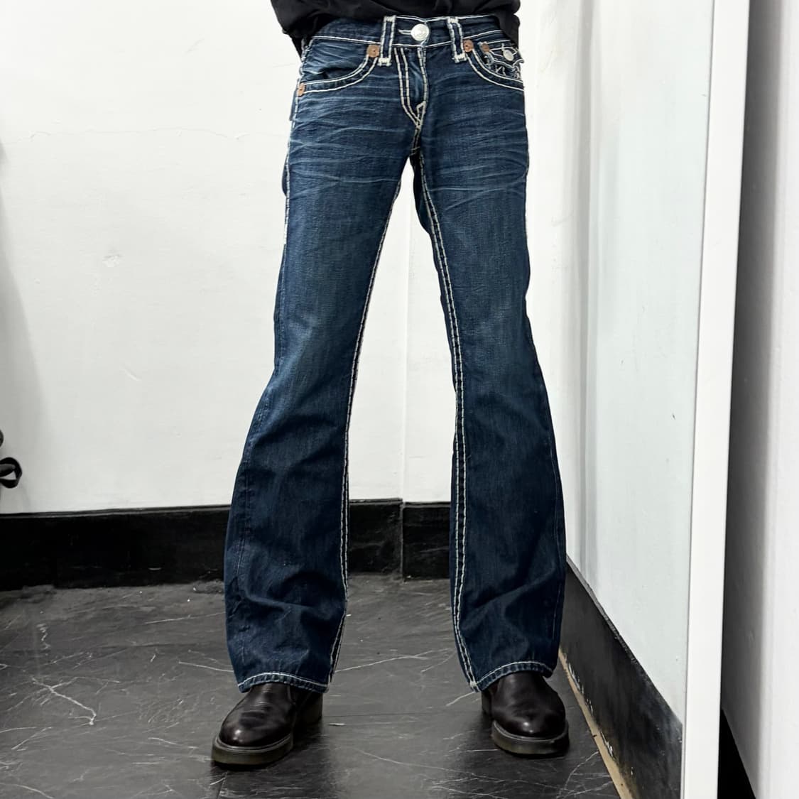 트루릴리전 부츠컷 데님 팬츠 상품이미지2