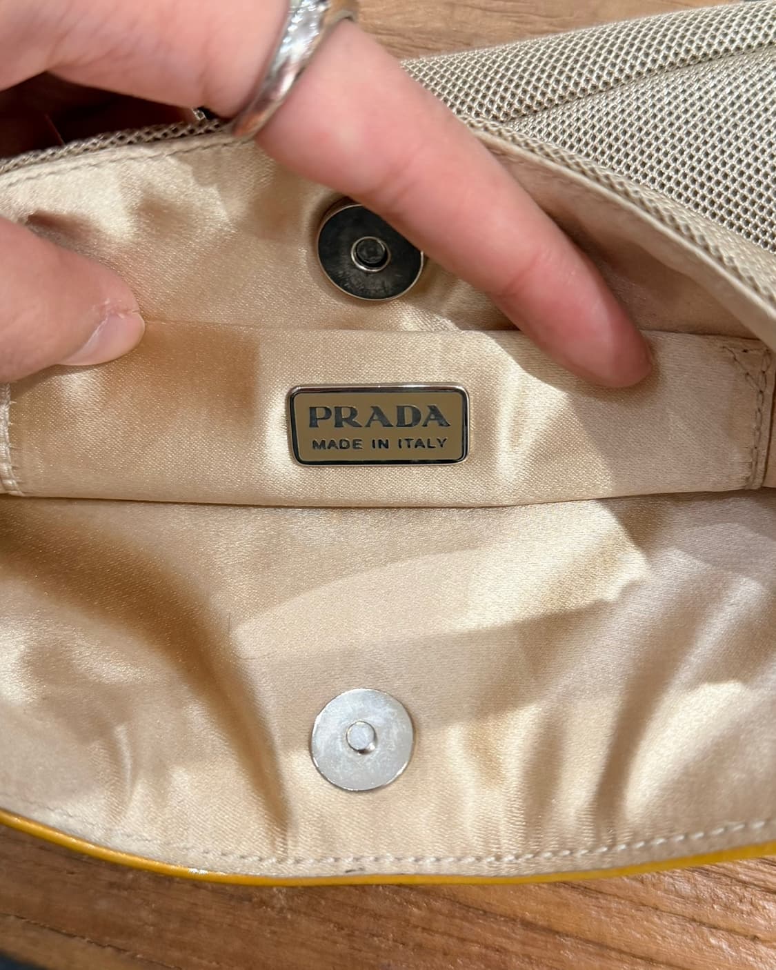 프라다 옐로우 멀티컬러 메시 시퀸 레더 미니숄더백 상품이미지8