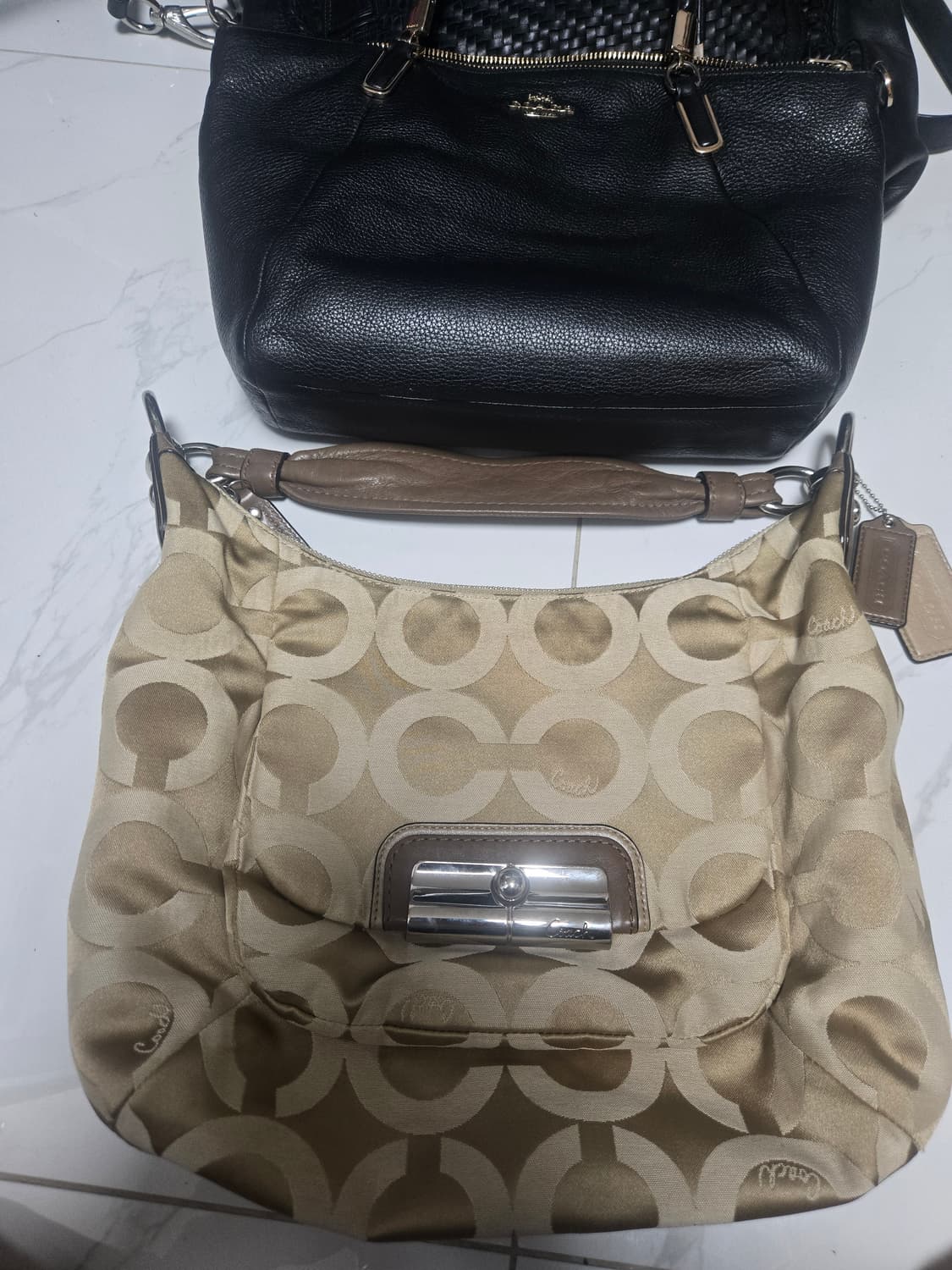 코치 시크니처 소호 백 상품이미지1