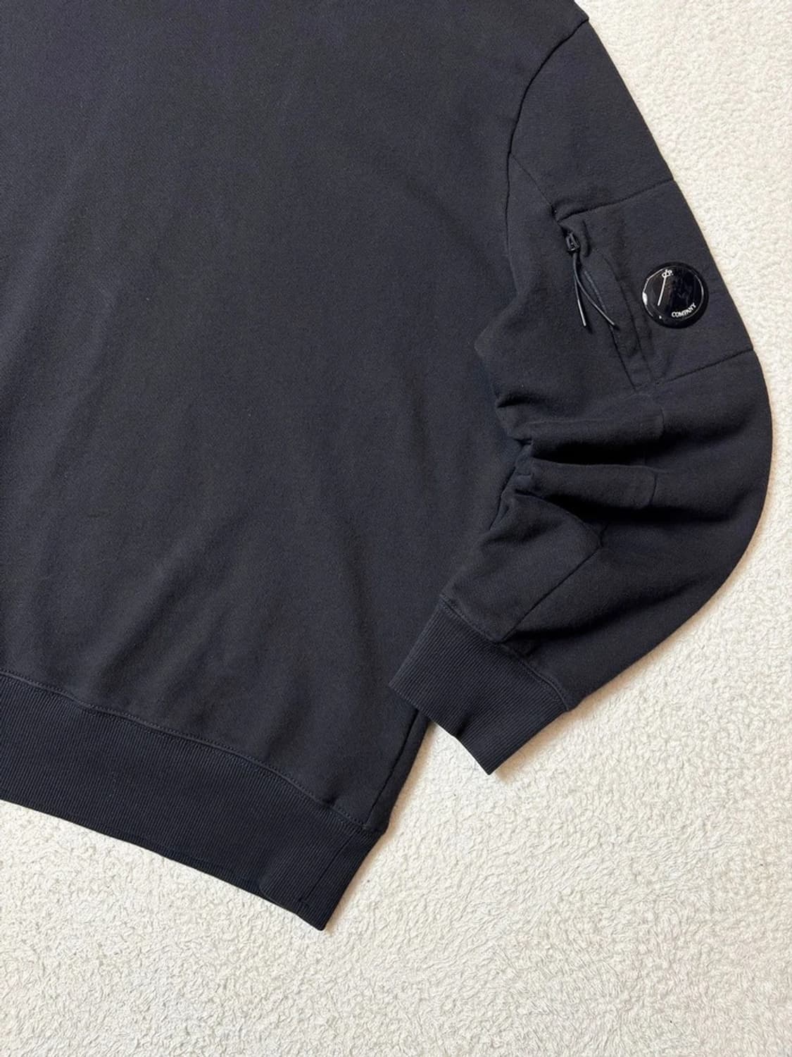 cp컴퍼니 22ss 시그니처 렌즈 와펜 맨투맨 PN6567 상품이미지4