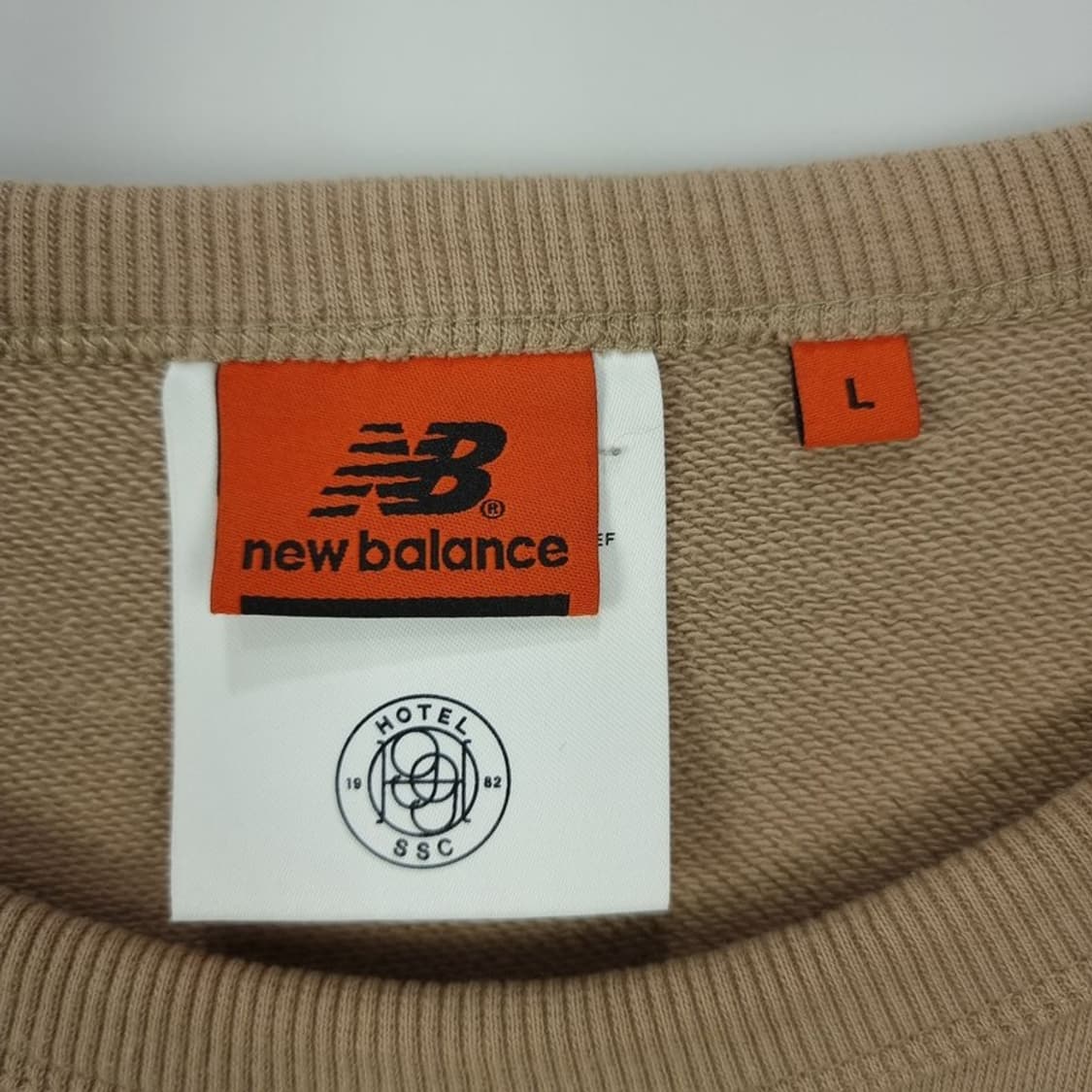 [뉴발란스] 호텔 SSC 오버핏 맨투맨 베이지 M19284 상품이미지7