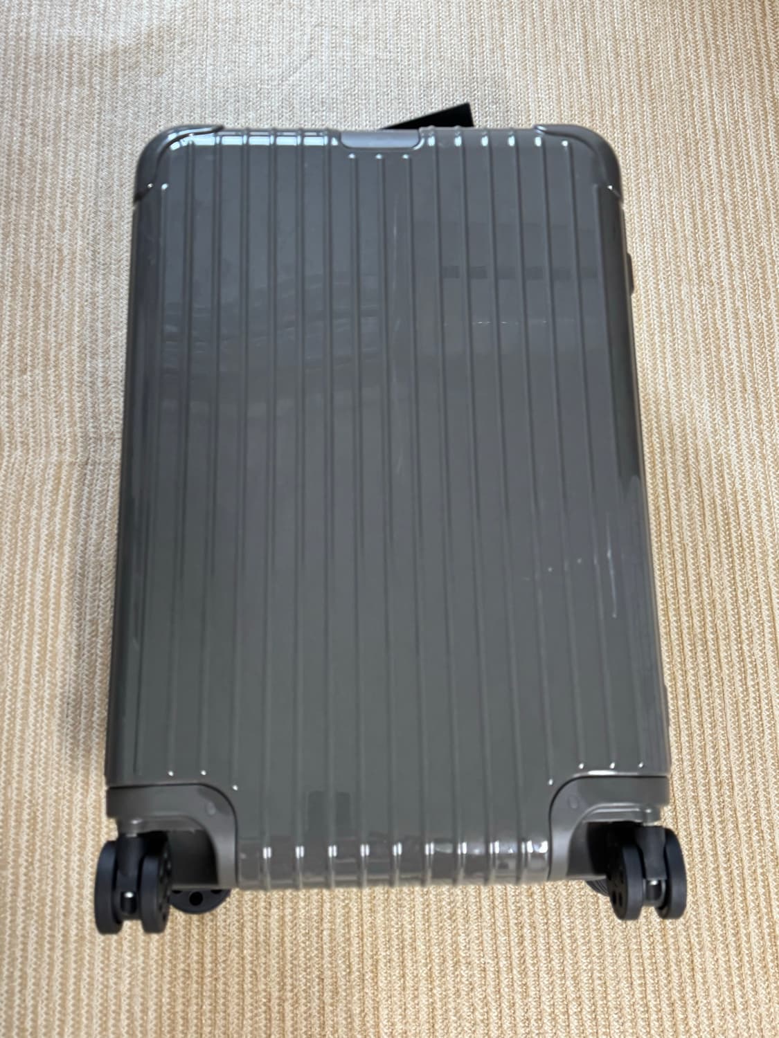 리모와(RIMOWA) 에센셜 체크인 M 캐리어 그레이색상 상품이미지6