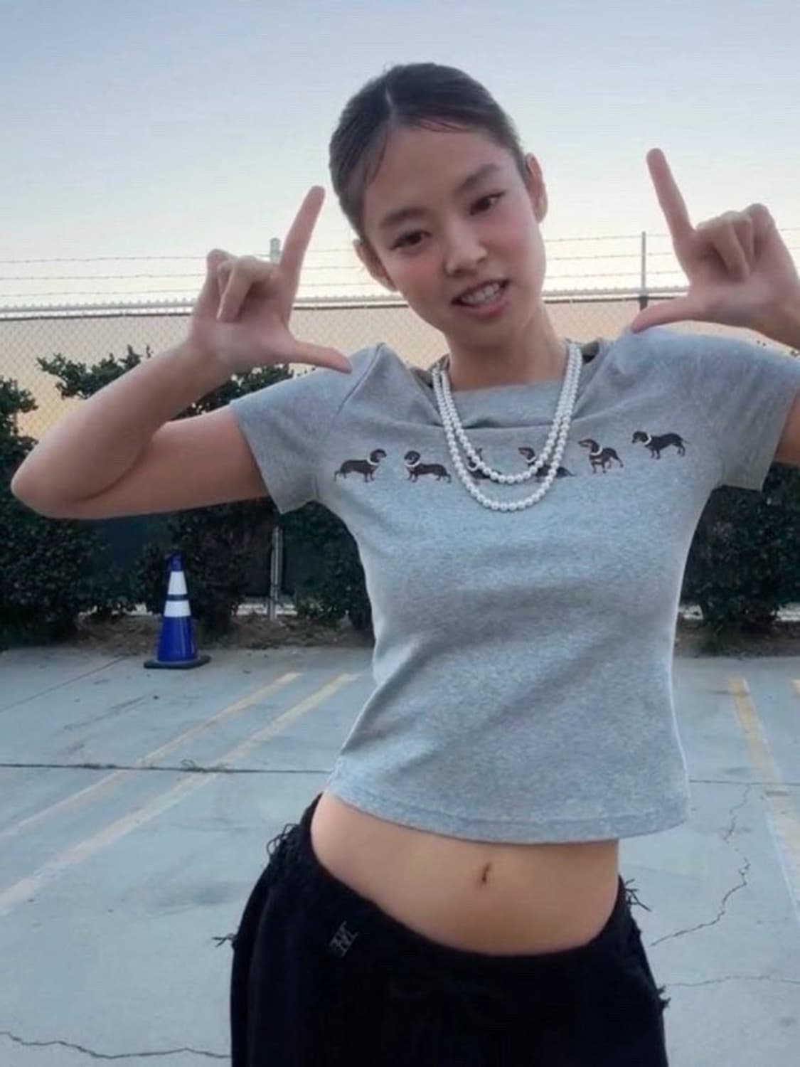 제니 착용 Markgong 마크공 닥스훈트 진주 목걸이 티셔츠 36 상품이미지1