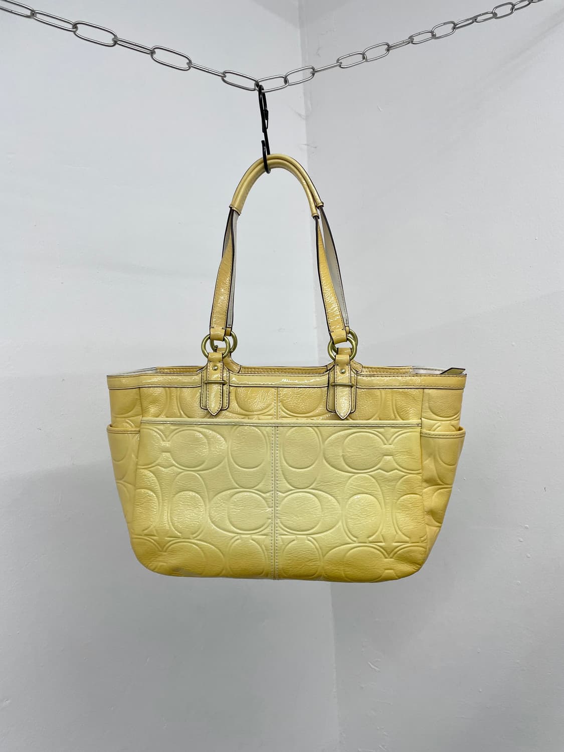 코치 에나멜 옐로우 로고 숄더백 상품이미지10