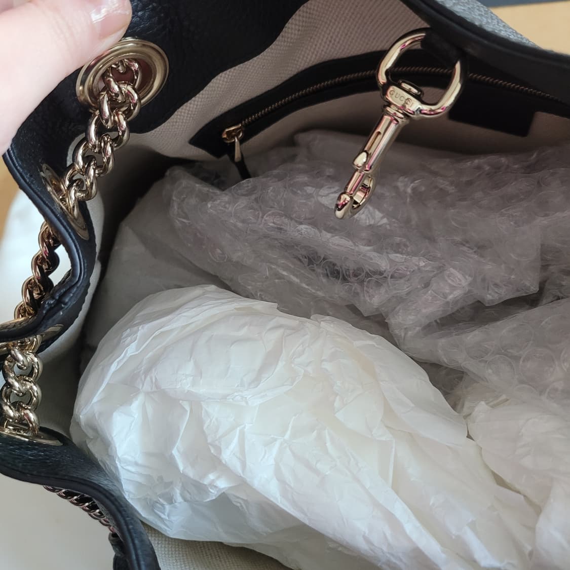 구찌 소호 레더 체인백 블랙 색상 상품이미지6